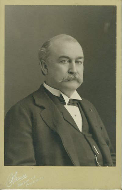 Ritratto busto di Horatio D. Wood con abito, gilet e papillon, rivolto a destra da St. Louis Strauss